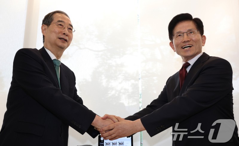 <b>한덕수</b> "<b>국민</b> 명령" <b>김문수</b> "첫 대상 韓"…<b>단일화</b> 2차 담판 시작