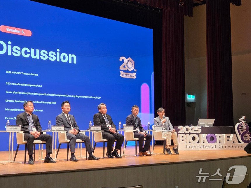 류요섭 인투셀 연구소장(왼쪽부터),정관호 셰퍼드 멀린 파트너 변호사,임정희 인터베스트 부사장,코코지 야시로 MSD 사업개발·라이센싱 디렉터,이병철 카나프테라퓨틱스 최고경영자가 8일 서울 강남구 코엑스에서 열린