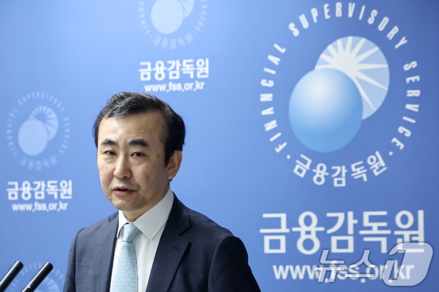 이세훈 금융감독원 수석부원장이 25일 오전 서울 영등포구 여의도 금감원에서 기업은행에서 발생한 882억원 규모의 부당 대출 건에 대한 검사 결과 브리핑을 하고 있다.2025.3.25/뉴스1 ⓒ News1 민경석 기