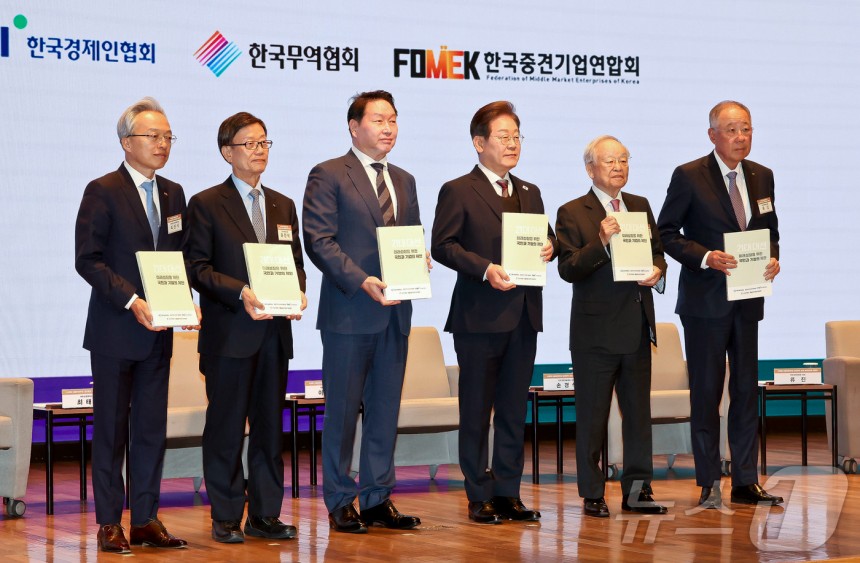더불어민주당 이재명 대선 후보가 8일 서울 중구 대한상공회의소에서 열린 대선 후보 초청 경제5단체 간담회에서 경제5단체장 들에게 정책 제언집을 전달 받은 후 기념촬영을 하고 있다.왼쪽부터 최진식 한국중견기업연합회장