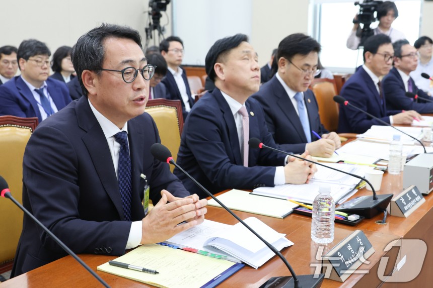 유영상 SK텔레콤 대표이사가 8일 오후 서울 여의도 국회 과학기술정보방송통신위원회에서 열린 SK텔레콤 해킹 관련 청문회에 출석해 의원 질의에 답하고 있다.2025.5.8/뉴스1 ⓒ News1 안은나 기자