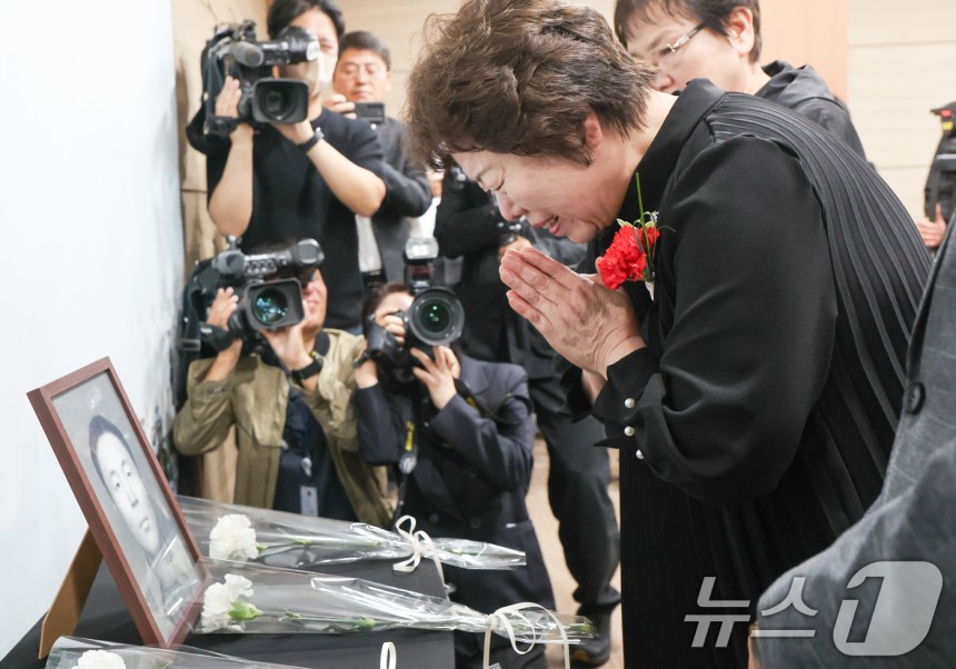 8일 서울 동작구 국방부유해발굴감식단에서 열린 6·25전사자 유해 얼굴복원 유가족 초청행사에서 故 송영환 일병의 딸인 송재숙 씨가 영정에 카네이션을 놓고 있다.국방부 유해발굴감식단은 어버이날을 맞아 고인의 딸인 송