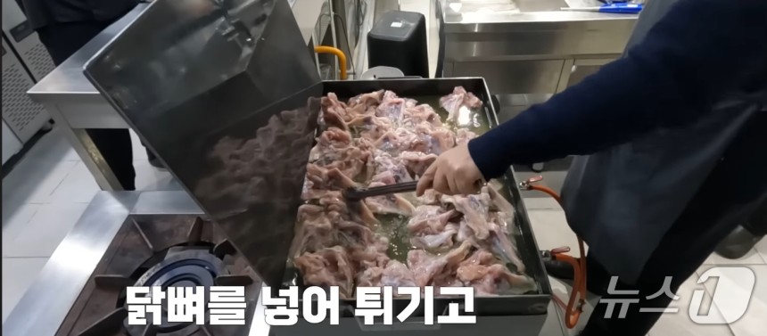 지난해 5월 백종우너 더본코리아 대표가 자신의 유튜브 채널에서 소개한 닭뼈 튀김 조리기구.2025.05.08/뉴스1(유튜브 갈무리)