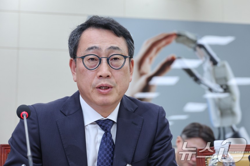 유영상 SK텔레콤 대표이사가 8일 오후 서울 여의도 국회 과학기술정보방송통신위원회에서 열린 SK텔레콤 해킹 관련 청문회에 출석해 의원 질의에 답하고 있다.2025.5.8/뉴스1 ⓒ News1 안은나 기자