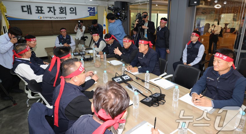 서종수 전국자동차노동조합연맹 위원장이 8일 서울 서초구 전국자동차노동조합연맹에서 서울 등 22개 지역 버스 노조 위원장들과 대표자 회의를 하고 있다.노조는 이날 회의를 통해 파업 여부와 방향 등 구체적인 내용에 대