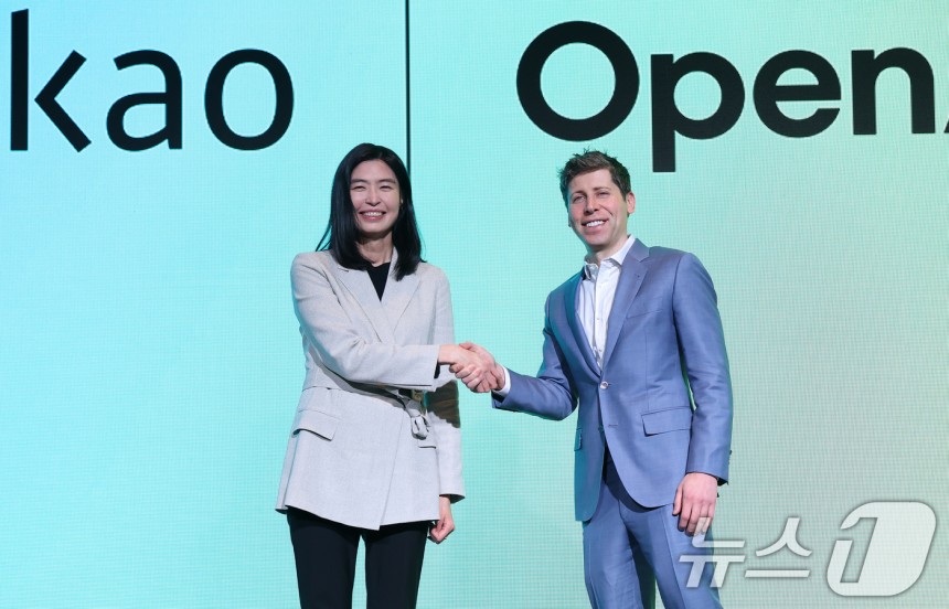 정신아 카카오 대표와 챗GPT 개발사 오픈AI의 샘 올트먼 최고경영자(CEO)가 4일 서울 중구 플라자호텔에서 열린 전략적 제휴 체결 공동 기자간담회에서 악수를 나누고 있다.카카오는 국내 기업으로는 처음으로 오픈A