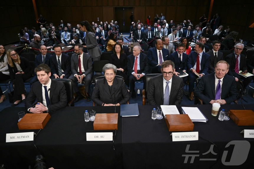 샘 올트먼 오픈AI CEO,리사 수 AMD CEO,브래드 스미스 마이크로소프트 사장,마이클 인트레이터 코어위브 공동설립자가 미 상원 청문회에서 발언하고 있다.ⓒ AFP=뉴스1