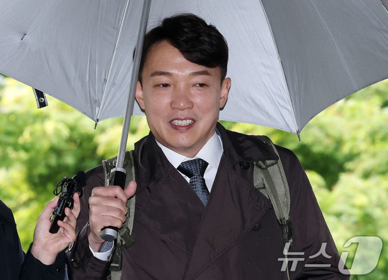 '딸 위장전입·<b>리조트 접대</b> 의혹' <b>이정섭 검사</b> 첫 재판