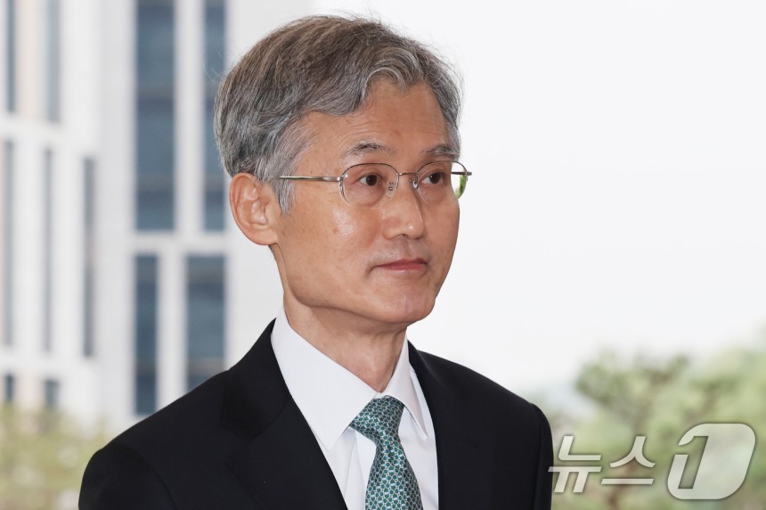 조희대 대법원장이 9일 오전 서울 서초구 대법원으로 출근을 하고 있다.법원은 전국 법관대표회의 개최 여부를 두고 내부의견을 수렴중이다.2025.5.9/뉴스1 ⓒ News1 박세연 기자