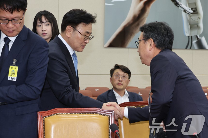 유상임 과학기술정보통신부 장관(왼쪽)과 유영상 SK텔레콤 대표이사가 8일 오후 서울 여의도 국회 과학기술정보방송통신위원회에서 열린 SK텔레콤 해킹 관련 청문회에 출석해 인사하고 있다.2025.5.8/뉴스1 ⓒ Ne