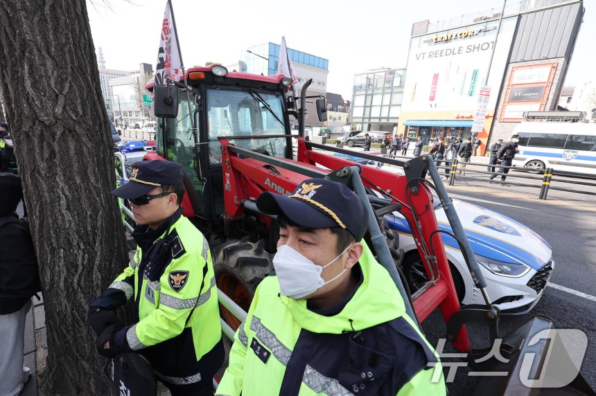 지난 3월 26일 오전 서울 종로구 자하문로 인근에서 경찰들이 전국농민회총연맹 소속 트랙터를 둘러싸고 있다.2025.3.26/뉴스1 ⓒ News1 김성진 기자