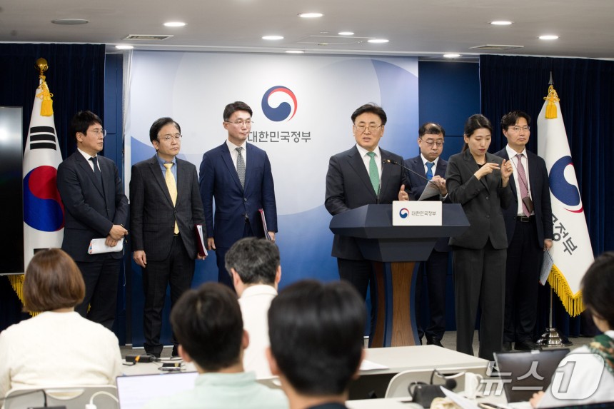 유상임 과학기술정보통신부 장관이 SK텔레콤 해킹사태의 위약금 귀책사유 판단에는 민관합동조사단 결과까지 볼 필요가 있다고 강조했다.(과기정통부 제공)/뉴스1