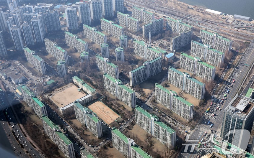 서울 송파구 롯데월드타워에서 바라본 강남 아파트 단지 모습.뉴스1 ⓒ News1 김성진 기자