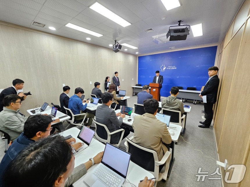 임재욱 강원도교육청 감사관이 9일 본청 1층 브리핑룸에서 기자회견을 열고 강원학원 감사 결과를 발표하고 있다.2025.5.9 한귀섭 기자
