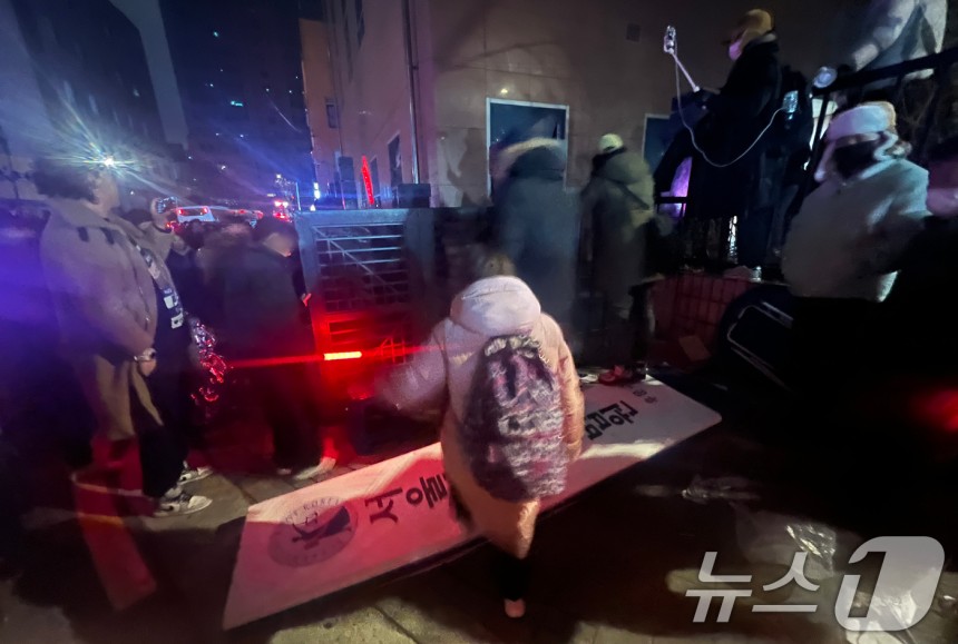 19일 새벽 윤석열 대통령에 대한 구속영장이 발부되자 서울 서부지법에 지지자들이 진입해 난동을 부리고 있다.2025.1.19/뉴스1 ⓒ News1 김민수 기자