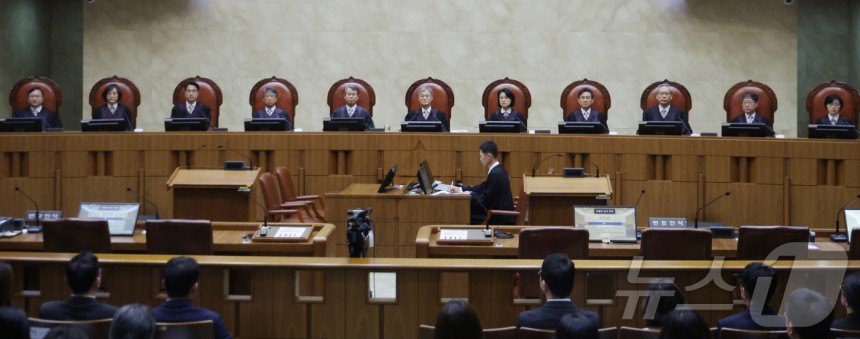 조희대 대법원장을 비롯한 대법관들이 1일 오후 더불어민주당 이재명 대선 후보의 공직선거법 사건 전원합의체 선고를 위해 서울 서초구 대법원 대법정에 입장해 자리에 앉아 있다.2025.5.1/뉴스1 ⓒ News1 사진