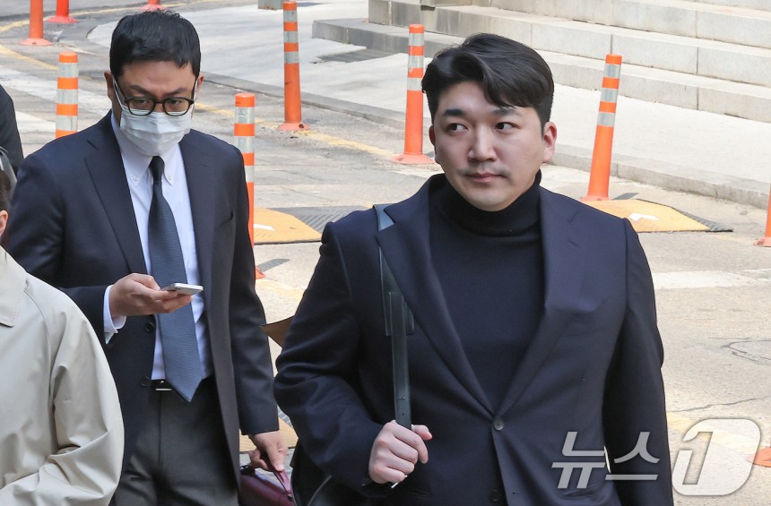 최형록 발란 대표이사(오른쪽)가 3일 오후 서울 서초구 서울회생법원에서 열린 발란 대표자 회생절차 심문기일에 출석하고 있다.2025.4.3/뉴스1 ⓒ News1 장수영 기자