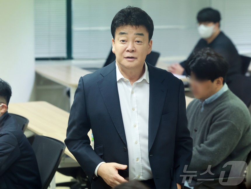 백종원 더본코리아 대표가 지난 3월 서울 서초구 스페이스쉐어 강남역센터에서 열린 정기 주주총회에서 참석해 주주들을 바라보고 있다.2025.3.28/뉴스1 ⓒ News1 김진환 기자