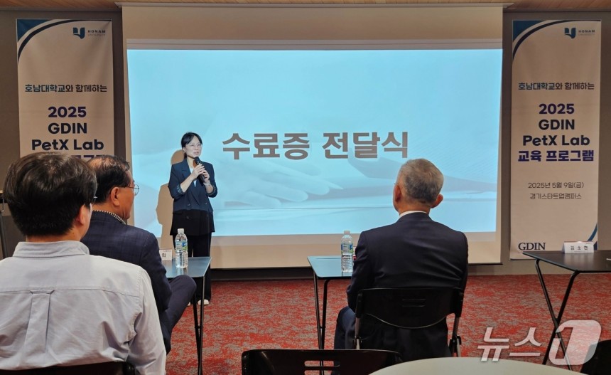 김소현 해마루반려동물의료재단 이사장이 9일 경기 성남시 경기스타트업캠퍼스에서 열린 호남대학교와 함께하는 2025 GDIN PetX Lab 교육프로그램 반려동물 산업 IR 데이 행사에서 심사평을 하고 있다.ⓒ New