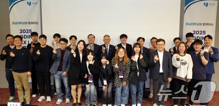 김종갑 글로벌디지털혁신네트워크 대표,정광회 차의과대학 학장 등이 9일 경기도 성남시 경기스타트업캠퍼스에서 열린 호남대학교와 함께하는 2025 GDIN PetX Lab 교육프로그램 반려동물 산업 IR 데이 행사에서