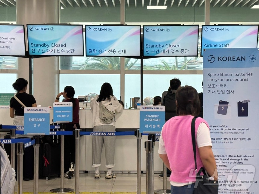 9일 제주에 강풍특보가 발효 중인 가운데 제주국제공항 3층이 이용객들로 붐비고 있다.이날 오후 1시 기준 제주를 기점으로 한 항공편 68편이 결항되고 70편은 지연됐다.2025.5.9/뉴스1 ⓒ News1 홍수영 