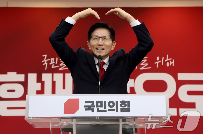 김문수 국민의힘 대통령 후보가 9일 경기 수원시 국민의힘 경기도당에서 열린 경기도당 선거대책위원회 발대식에서 참석자들과 인하고 있다.(김문수 캠프 제공.재판매 및 DB 금지) 2025.5.9/뉴스1 ⓒ News1