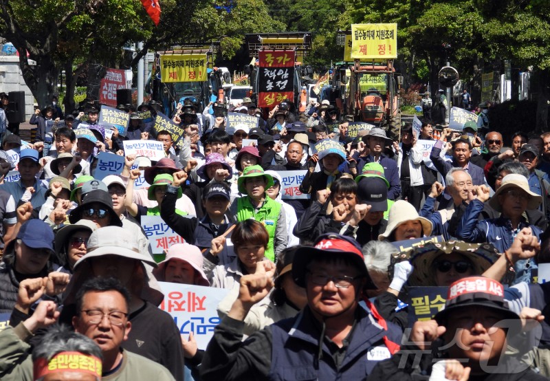 '<b>이재명</b> 파기 환송'에 주말 도심서 대규모 집회…트랙터 상경 시위도