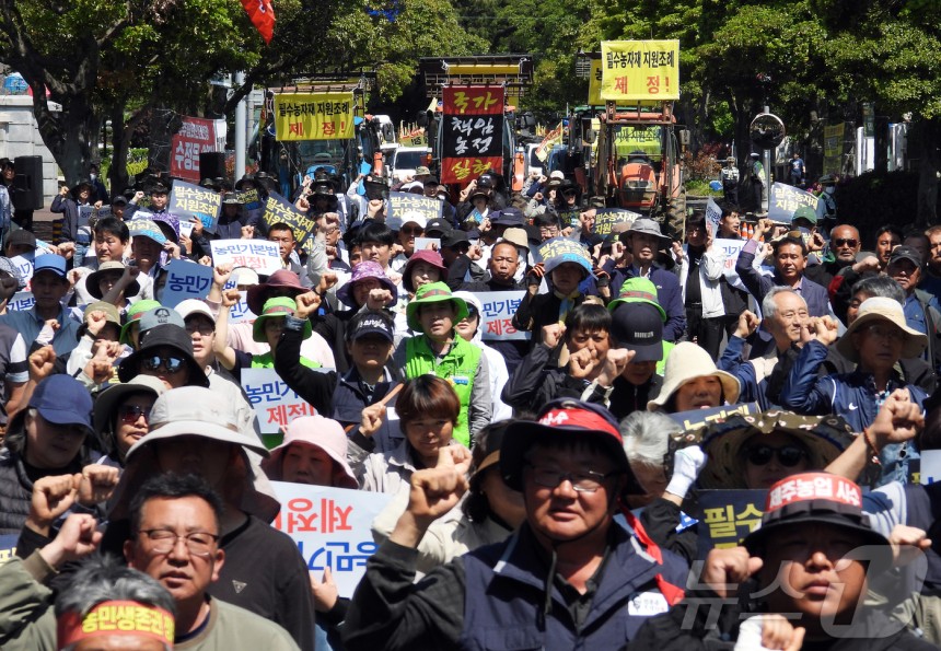 제주 농민들이 2일 오후 제주도청 앞에서 제21대 대통령 선거 후보들을 향해 농민기본법 제정 등을 촉구하고 있다.2025.5.2/뉴스1 ⓒ News1 오미란 기자