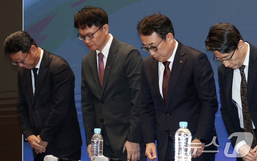 유영상 SK텔레콤 대표이사(오른쪽 두번째)를 비롯한 경영진 2일 오전 서울 중구 SK텔레콤 T타워에서 열린 사이버 침해 관련 일일 브리핑에서 유심(USIM) 정보 해킹 사고와 관련해 고개 숙여 사과하고 있다.202