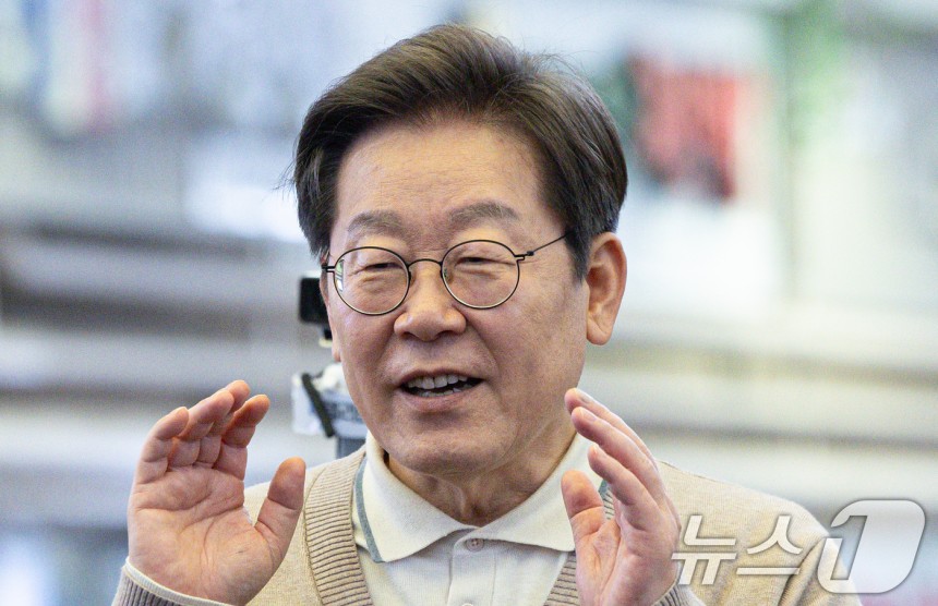 3차 경청투어에 나선 이재명 더불어민주당 대통령 후보가 9일 오후 경북 성주군 성주전통시장에서 연설을 하고 있다.2025.5.9/뉴스1 ⓒ News1 이재명 기자