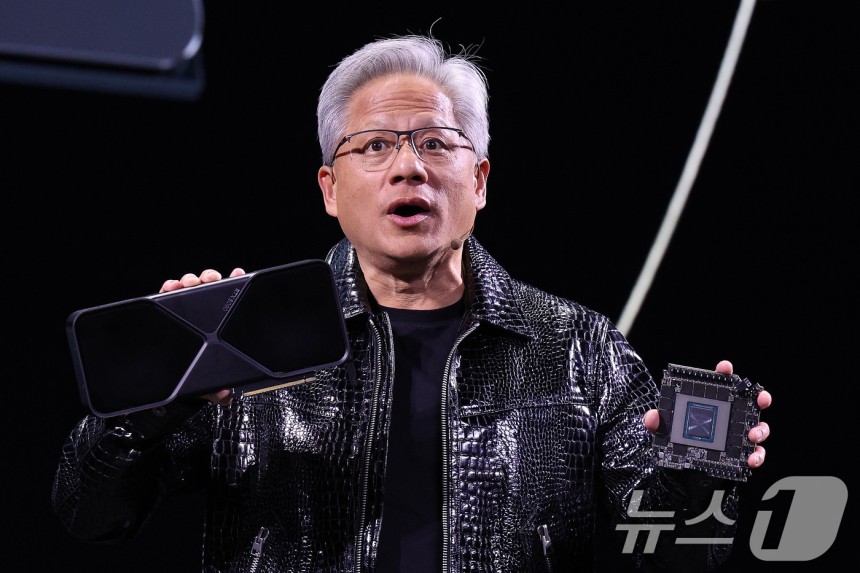 젠슨 황 엔비디아 최고경영자(CEO)가 세계 최대 IT(정보기술)·가전 전시회 'CES 2025' 개막을 하루 앞둔 6일(현지시간) 미국 네바다주 라스베이거스 만달레이베이 컨벤션센터에서 가진 기조연설에서 최신 인공지