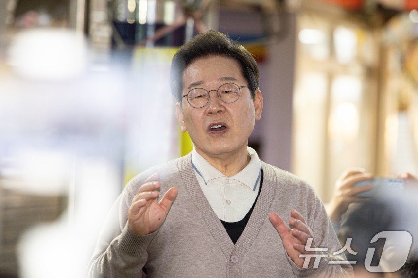 3차 경청투어에 나선 이재명 더불어민주당 대통령 후보가 9일 오전 경북 영천시완산동 영천공설시장에서 연설을 하고 있다.2025.5.9/뉴스1 ⓒ News1 이재명 기자