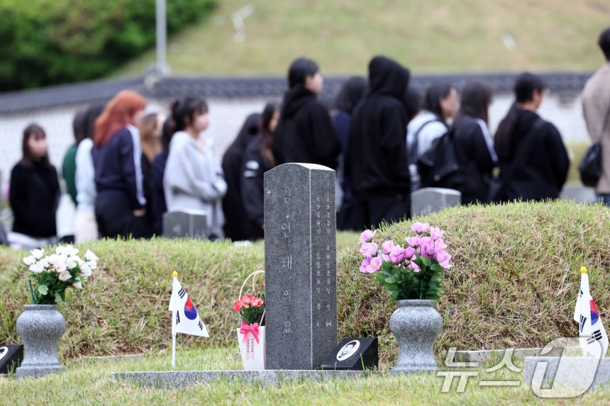 제45주년 5·18민주화운동 기념일을 여드레 앞둔 10일 광주 북구 운정동 국립5·18민주묘지가 참배객들로 붐비고 있다.ⓒ News1 이승현 기자