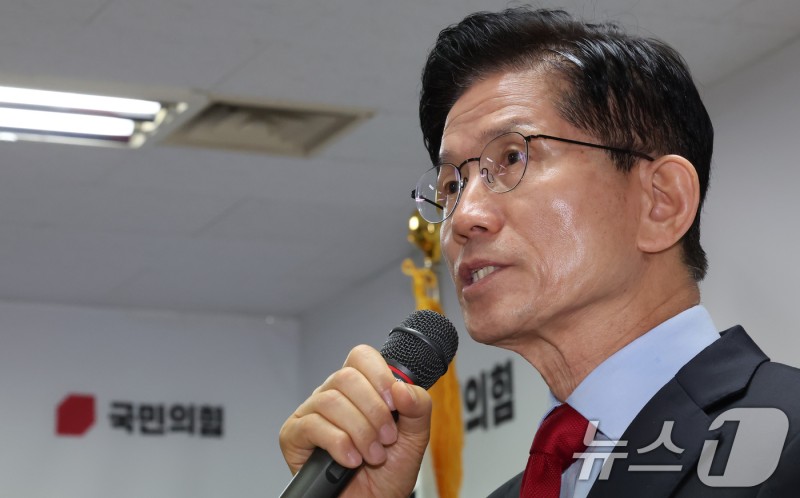 <b>김문수</b> '대통령 <b>후보</b> 취소 효력정지' <b>가처분</b>…법원, 주말 심문 가능
