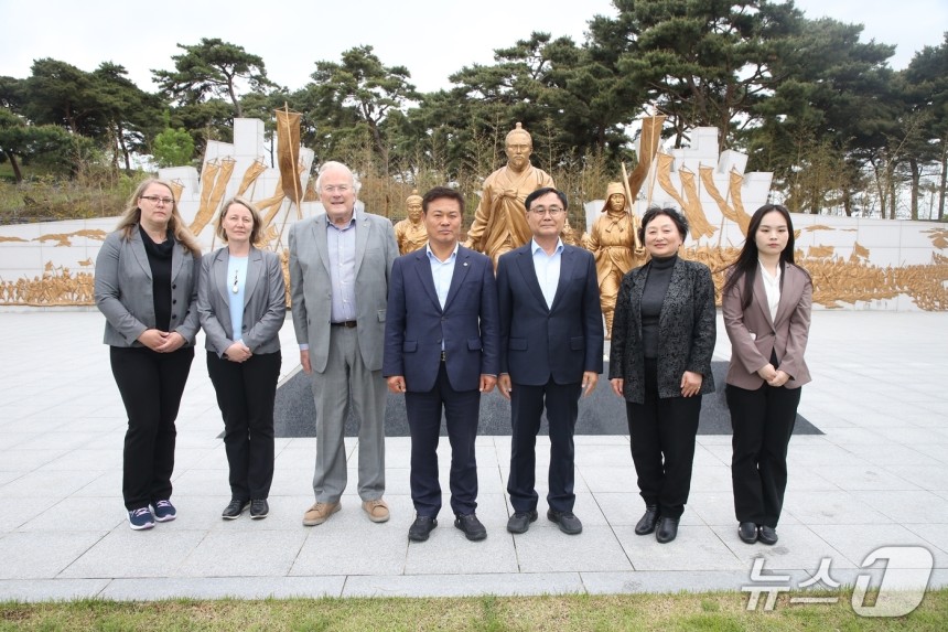 정읍시가 동학농민혁명의 세계화를 목표로 시작한 세계혁명도시 연대회의가 올해로 4회째를 맞으며 국제적 위상을 다졌다.독일,프랑스,일본,브라질 등 세계혁명도시 연대회의에 참석한 각국 대표들이 이학수 시장과 박일 