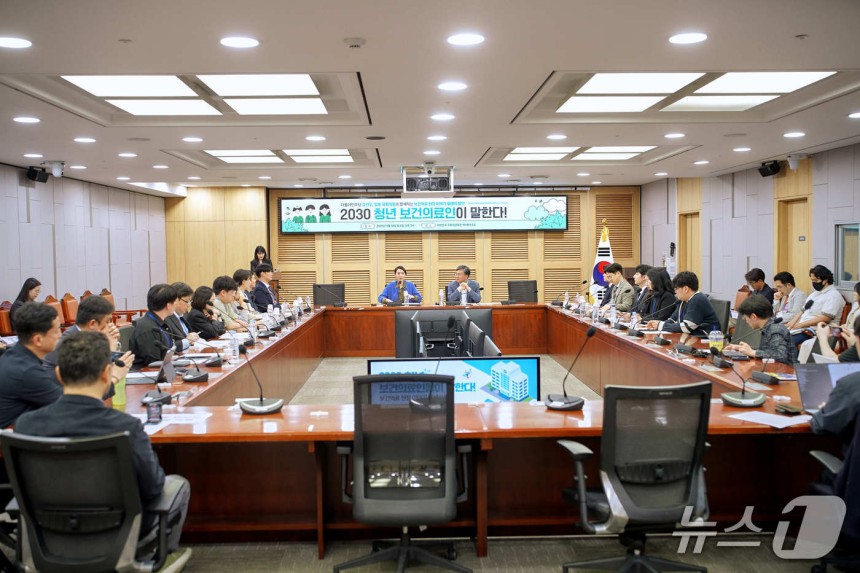 국회 보건복지위원회 더불어민주당 간사 강선우 의원은 민주당 정책위원회 상임부의장인 김윤 의원과 10일 오후 서울 여의도 국회 의원회관에서 '2030 청년 보건의료인이 말한다' 간담회를 주최했다.(국회 더불어민주당 강