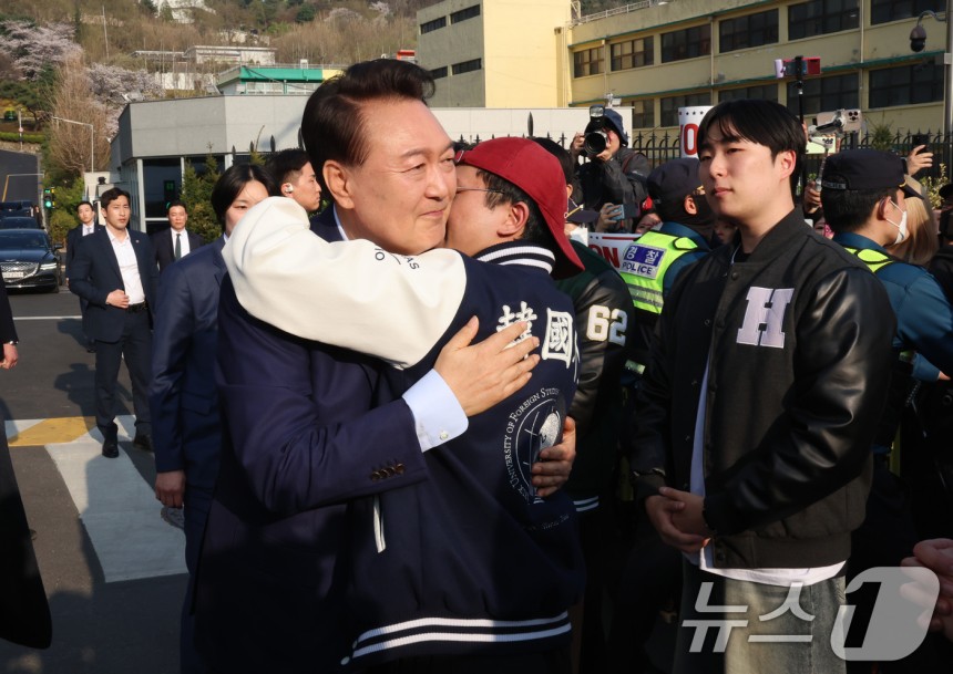 윤석열 전 대통령이 파면 결정 후 일주일 만인 11일 오후 서울 용산구 한남동 대통령 관저를 떠나기 앞서 정문 앞에서 자유대학 소속 학생들과 인사를 나누고 있다.(공동취재) 2025.4.11/뉴스1 ⓒ News1 