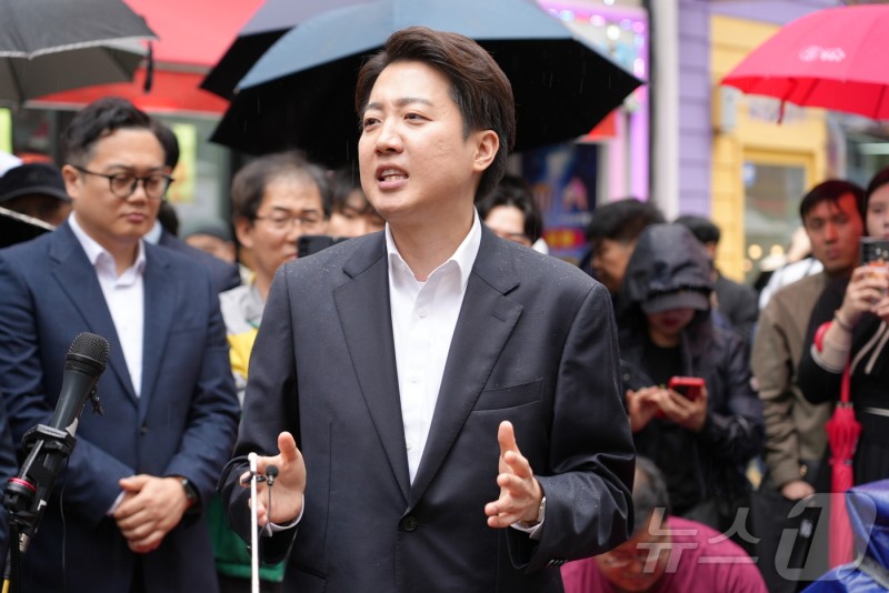 <b>홍준표</b>, <b>이준석</b>에 "이번 <b>대선</b>판은 <b>이재명</b> 대 <b>이준석</b> 두 사람"
