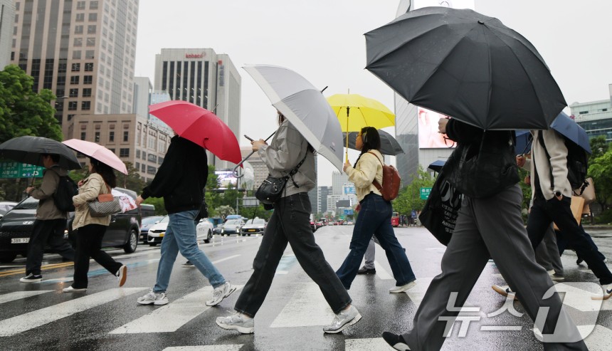 전국 대부분 지역에 비가 내린 9일 오전 서울 광화문네거리에서 우산을 쓴 시민들이 출근하고 있다.2025.5.9/뉴스1 ⓒ News1 임세영 기자