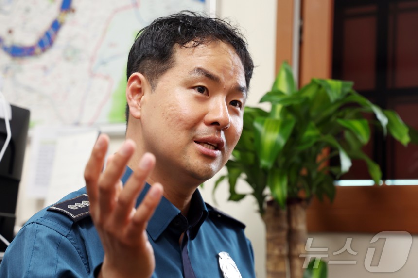 김용혁 서울경찰청 한강경찰대장(경정)이 9일 오전 서울 마포구 한강경찰대 망원한강치안센터에서 뉴스1과 인터뷰를 하고 있다.2025.5.9/뉴스1 ⓒ News1 황기선 기자
