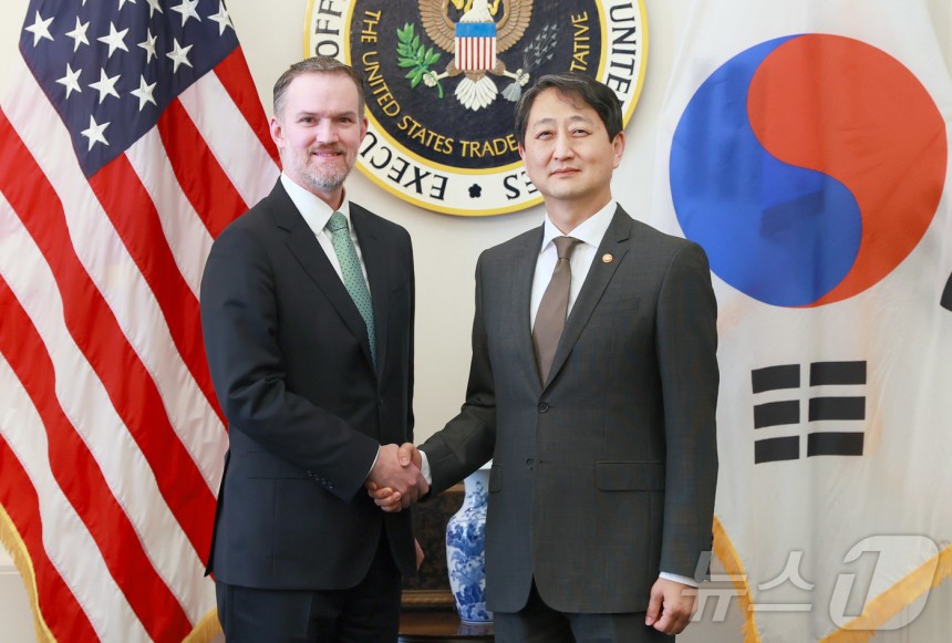 안덕근 산업통상자원부 장관이 28(현지시간) 미국 워싱턴 D.C.무역대표부(USTR) 회의실에서 제이미슨 그리어(Jamieson Greer) 미국 무역대표부 대표와 면담을 하고 있다.(산업부 제공.재판매 및 DB
