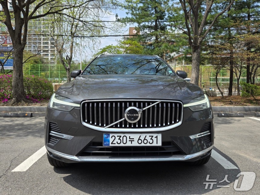 볼보자동차의 중형 스포츠유틸리티차(SUV) 'XC60' 전면부 모습.2025.04.21/뉴스1 김성식 기자