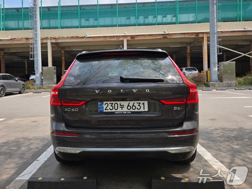 볼보자동차의 중형 스포츠유틸리티차(SUV) 'XC60' 후면부 모습.2025.04.21/뉴스1 김성식 기자