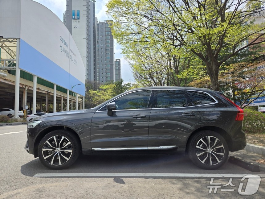 볼보자동차의 중형 스포츠유틸리티차(SUV) 'XC60' 측면부 모습.2025.04.21/뉴스1 김성식 기자