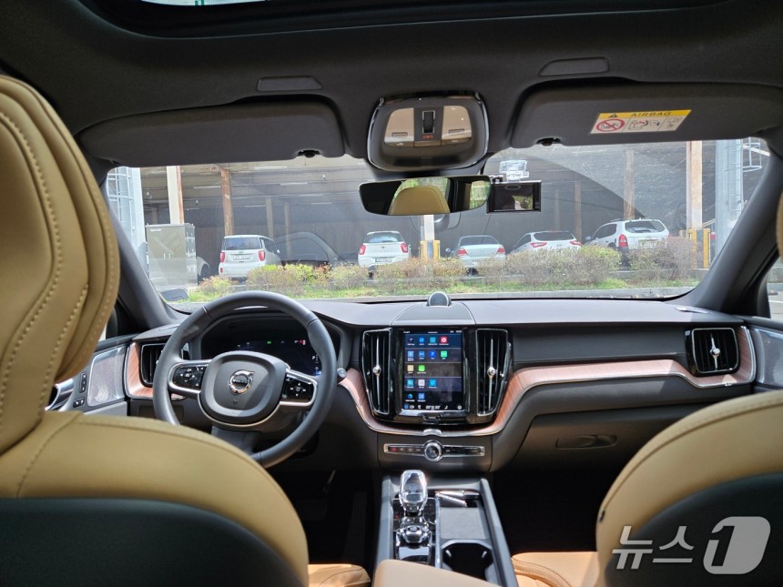 볼보자동차의 중형 스포츠유틸리티차(SUV) 'XC60' 1열 대시보드 모습.2025.04.21/뉴스1 김성식 기자