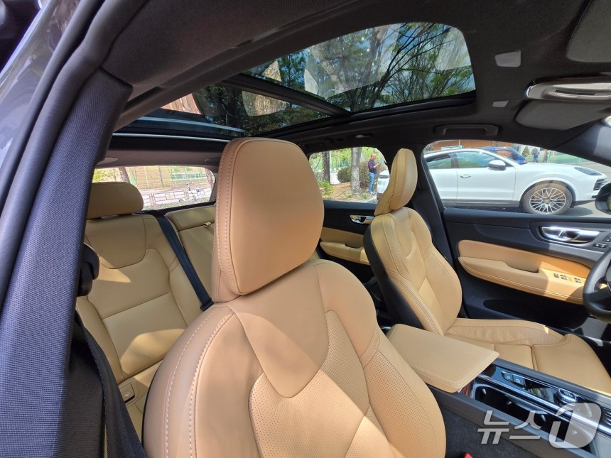 볼보자동차의 중형 스포츠유틸리티차(SUV) 'XC60' 실내 모습.2025.04.21/뉴스1 김성식 기자