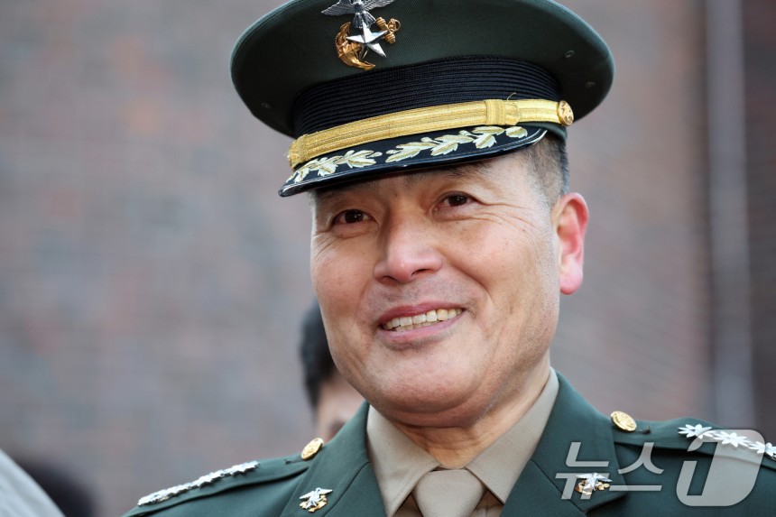 채 상병 순직 사건과 관련해 항명 및 상관명예훼손 혐의로 기소된 박정훈 전 해병대 수사단장(대령)이 9일 오전 서울 용산구 중앙지역군사법원에서 열린 1심 선고공판에 앞서 지지자와 대화를 하며 웃고 있다.이날 재판부
