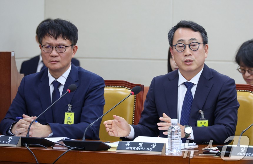 유영상 SK텔레콤 대표이사가 8일 오후 서울 여의도 국회 과학기술정보방송통신위원회에서 열린 SK텔레콤 해킹 관련 청문회에 출석해 의원 질의에 답하고 있다.왼쪽은 류정환 부사장.2025.5.8/뉴스1 ⓒ News1
