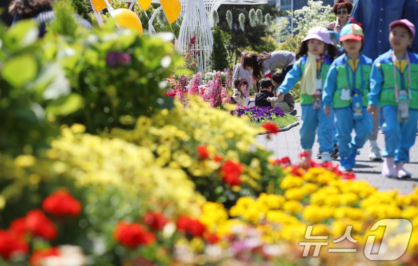 2일 부산 부산시민공원 다솜광장에서 열린 제5회 부산 봄꽃 전시회를 찾은 어린이들이 봄꽃을 구경하고 있다.2025.5.2/뉴스1 ⓒ News1 윤일지 기자