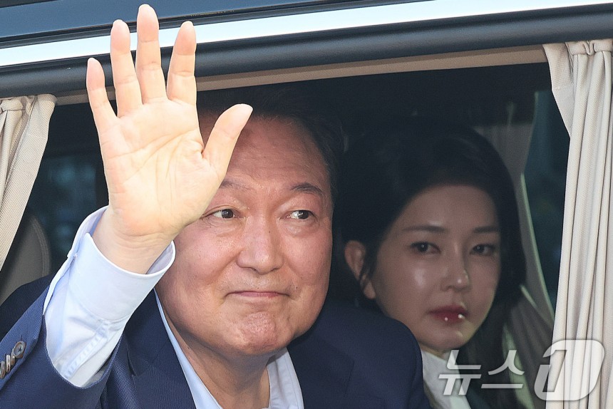윤석열 전 대통령과 부인 김건희 여사.(공동취재) 2025.4.11/뉴스1 ⓒ News1 김성진 기자